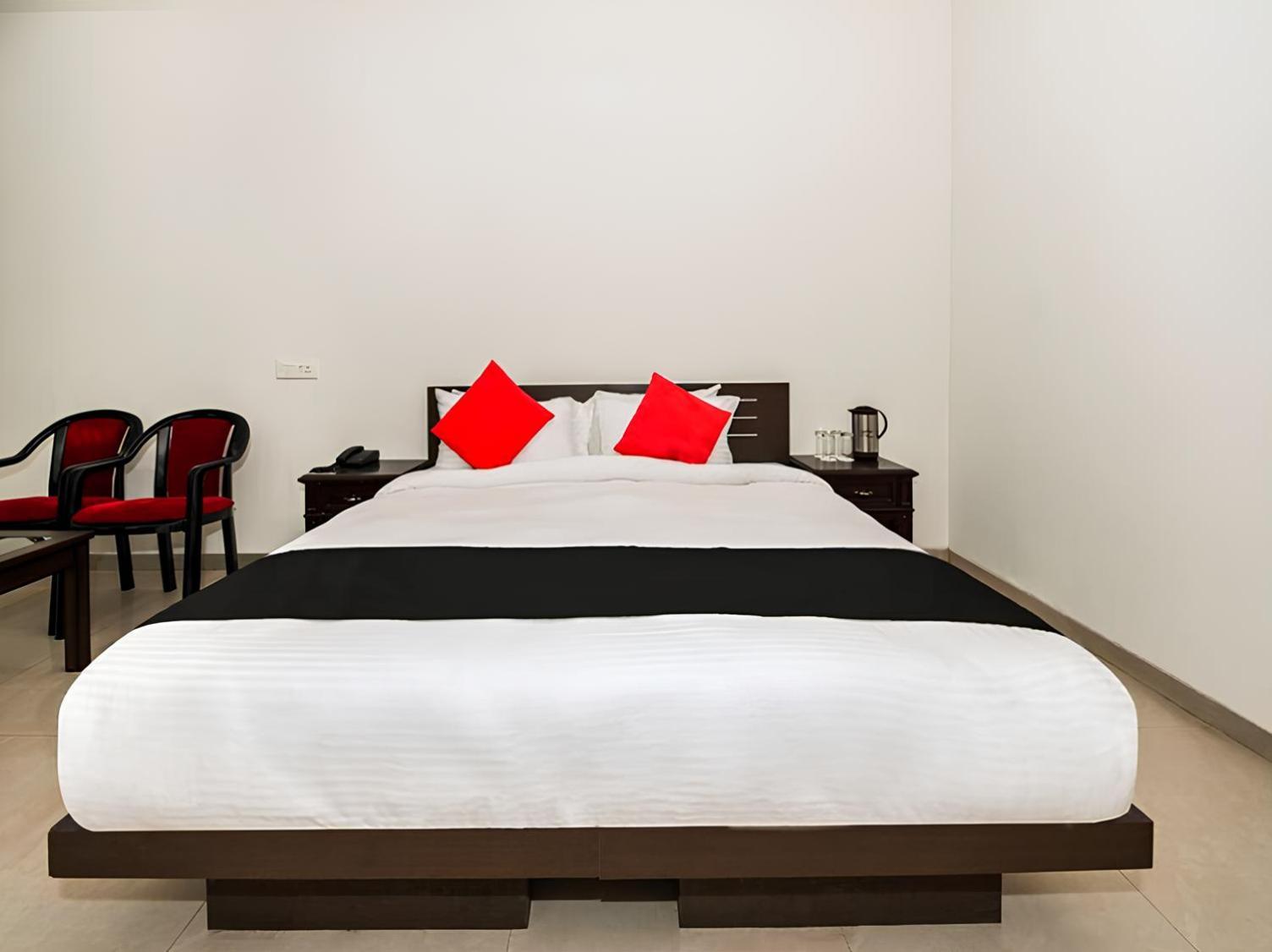 Club 7 Resort And Banquets Bareilly Extérieur photo