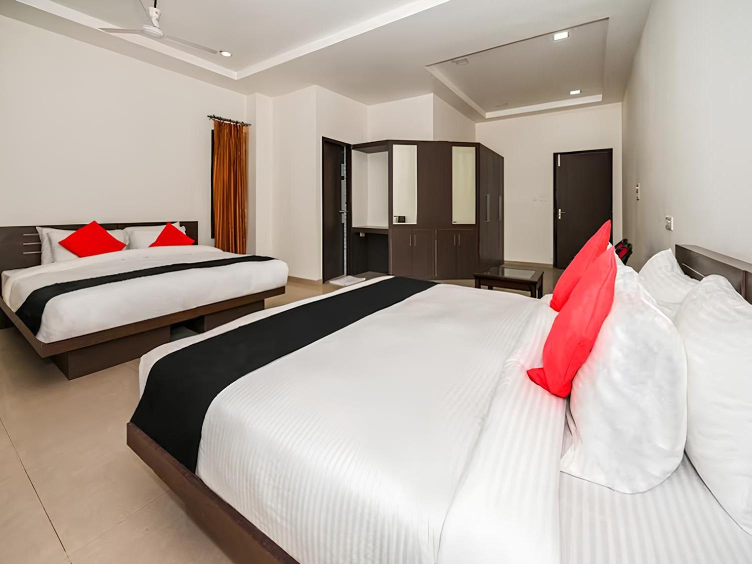 Club 7 Resort And Banquets Bareilly Extérieur photo