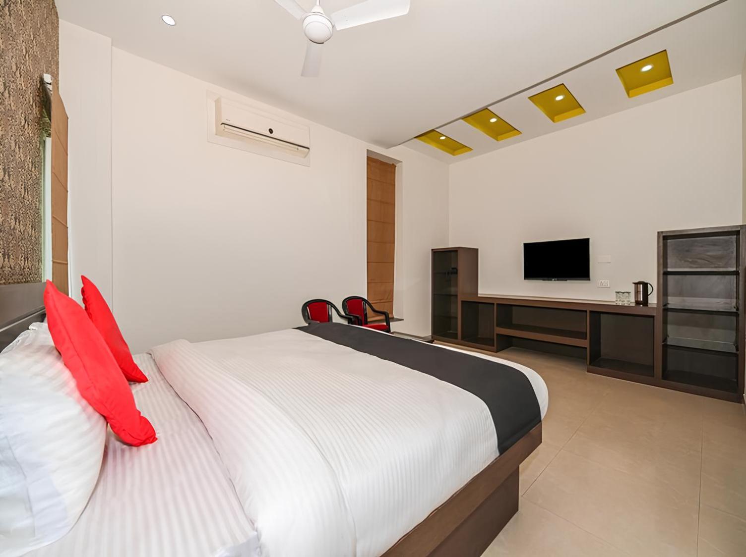 Club 7 Resort And Banquets Bareilly Extérieur photo